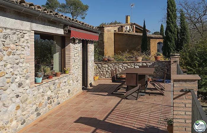 Excepcional complejo rural de 1.360 m² frente al río Fluvià en el corazón del Alt Empordà