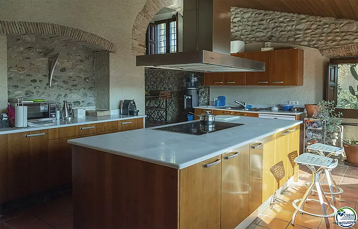 Excepcional complejo rural de 1.360 m² frente al río Fluvià en el corazón del Alt Empordà