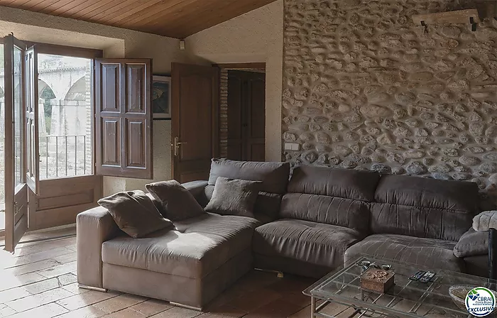 Excepcional complejo rural de 1.360 m² frente al río Fluvià en el corazón del Alt Empordà