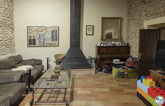 Excepcional complejo rural de 1.360 m² frente al río Fluvià en el corazón del Alt Empordà