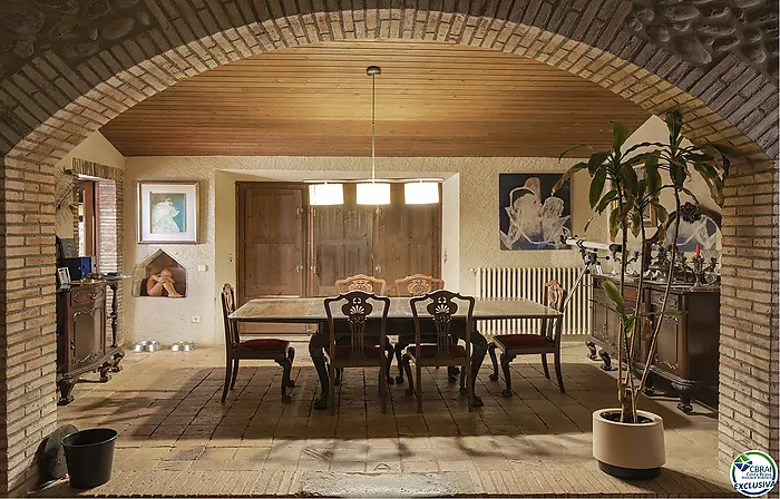 Excepcional complejo rural de 1.360 m² frente al río Fluvià en el corazón del Alt Empordà