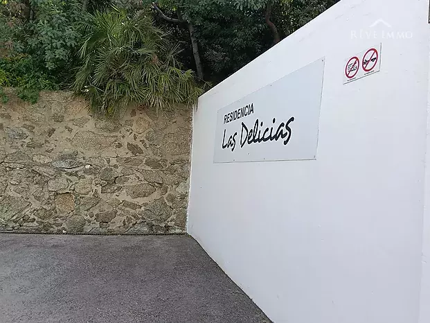 Garaje Cerrado en Roses - Oportunidad Ideal para Tu Vehículo y Almacenamiento