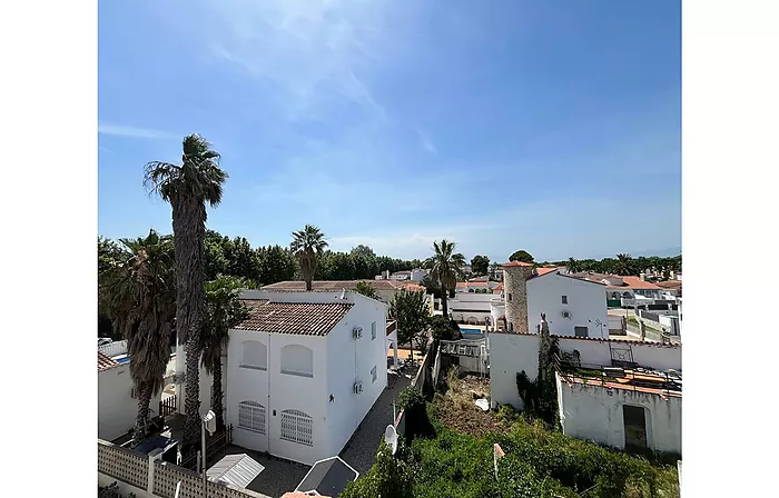 Acogedor apartamento de 85 m² con un amplio balcón a 250m de la playa en Empuriabrava.