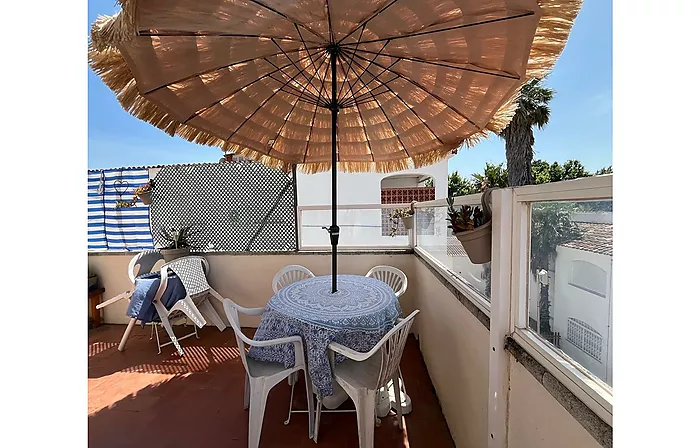 Acogedor apartamento de 85 m² con un amplio balcón a 250m de la playa en Empuriabrava.