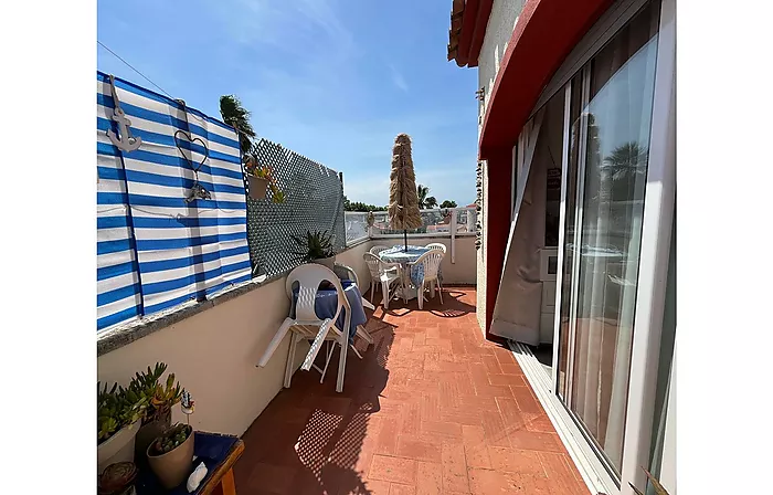 Acogedor apartamento de 85 m² con un amplio balcón a 250m de la playa en Empuriabrava.