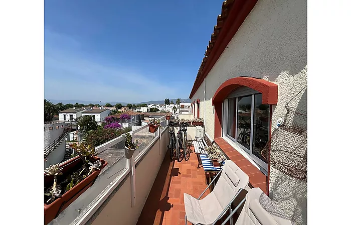 Acogedor apartamento de 85 m² con un amplio balcón a 250m de la playa en Empuriabrava.