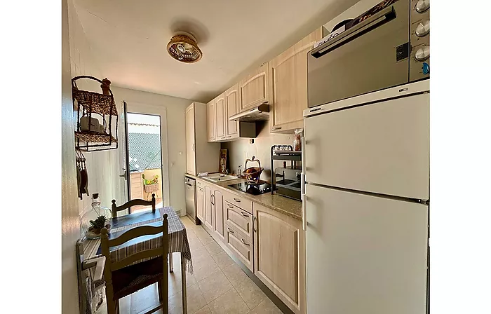 Acogedor apartamento de 85 m² con un amplio balcón a 250m de la playa en Empuriabrava.