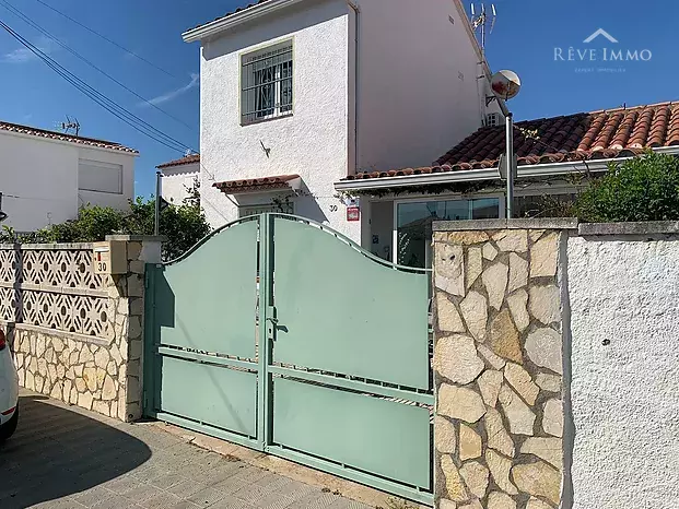 Beautiful 3 bedroom house with garden in Santa Margarita-Roses