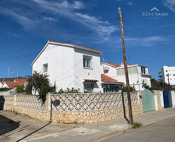 Beautiful 3 bedroom house with garden in Santa Margarita-Roses