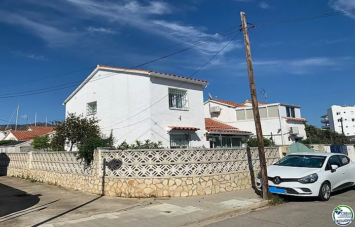 Beautiful 3 bedroom house with garden in Santa Margarita-Roses