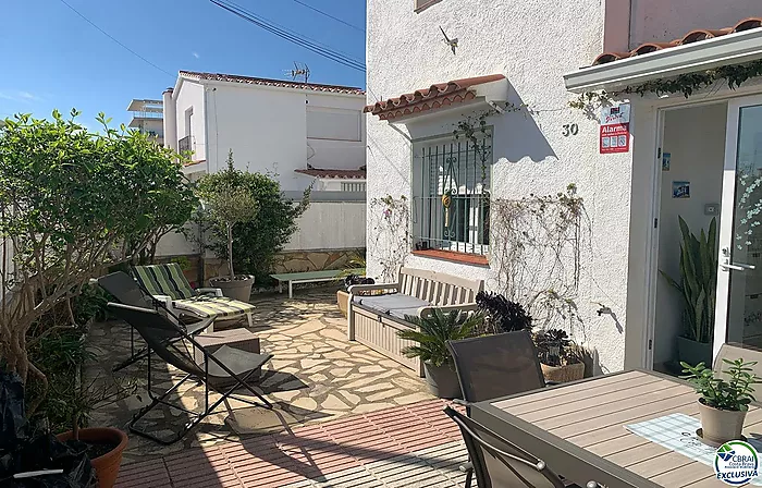 Beautiful 3 bedroom house with garden in Santa Margarita-Roses