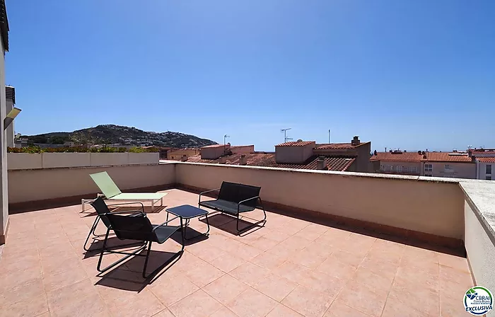 Dúplex ático con gran terraza y parking en el centro de Roses