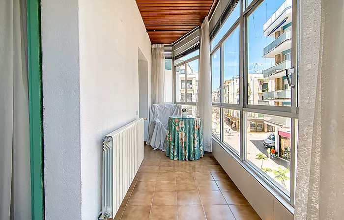 Would you like to live on one of the streets with the most history and character in Roses—practically right by the water—and enjoy the authentic Medit