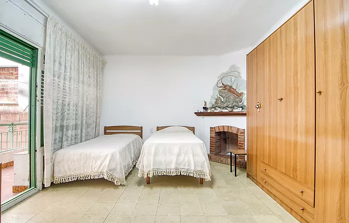 Would you like to live on one of the streets with the most history and character in Roses—practically right by the water—and enjoy the authentic Medit