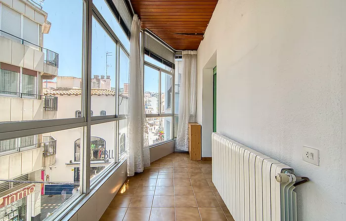 Would you like to live on one of the streets with the most history and character in Roses—practically right by the water—and enjoy the authentic Medit