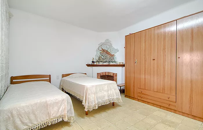 Would you like to live on one of the streets with the most history and character in Roses—practically right by the water—and enjoy the authentic Medit