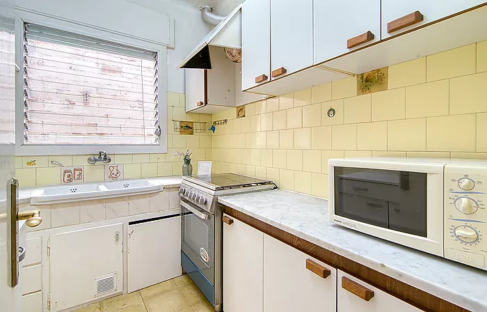 Would you like to live on one of the streets with the most history and character in Roses—practically right by the water—and enjoy the authentic Medit