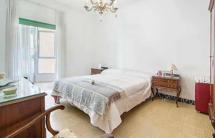 Would you like to live on one of the streets with the most history and character in Roses—practically right by the water—and enjoy the authentic Medit