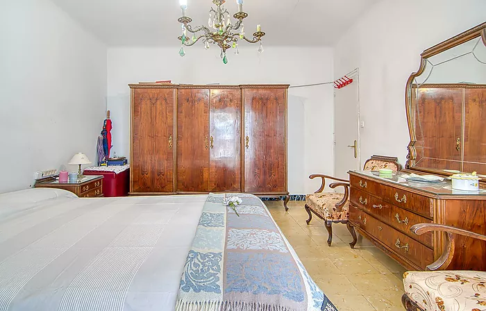 Would you like to live on one of the streets with the most history and character in Roses—practically right by the water—and enjoy the authentic Medit