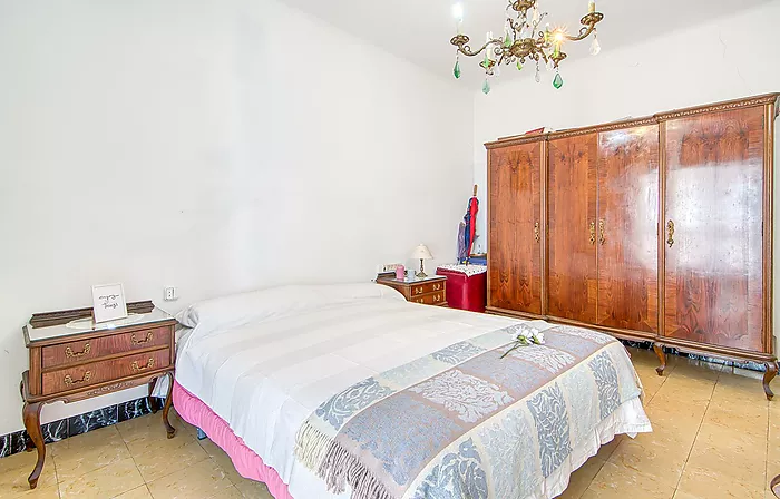 Would you like to live on one of the streets with the most history and character in Roses—practically right by the water—and enjoy the authentic Medit