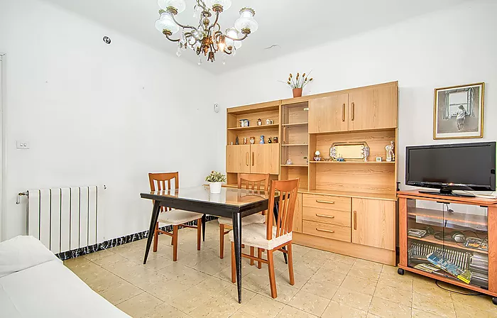 Would you like to live on one of the streets with the most history and character in Roses—practically right by the water—and enjoy the authentic Medit