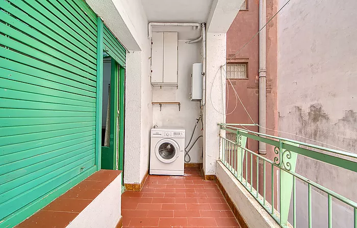 Would you like to live on one of the streets with the most history and character in Roses—practically right by the water—and enjoy the authentic Medit