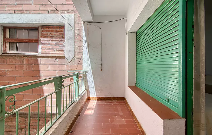 Would you like to live on one of the streets with the most history and character in Roses—practically right by the water—and enjoy the authentic Medit