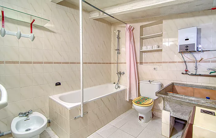 Would you like to live on one of the streets with the most history and character in Roses—practically right by the water—and enjoy the authentic Medit