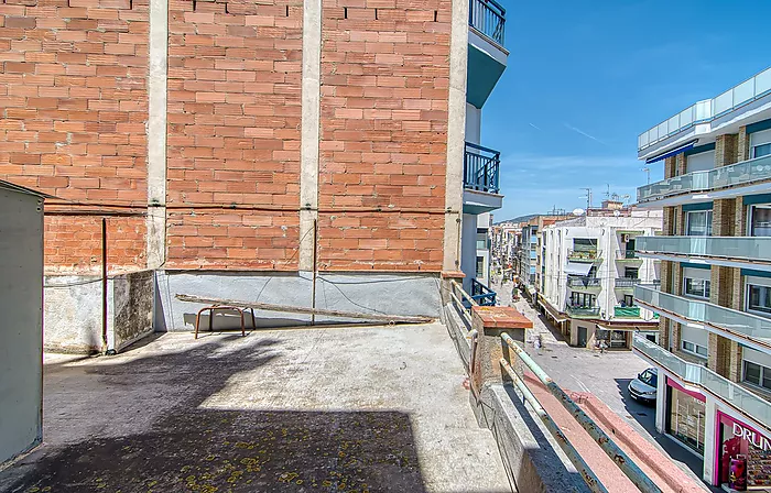 Would you like to live on one of the streets with the most history and character in Roses—practically right by the water—and enjoy the authentic Medit