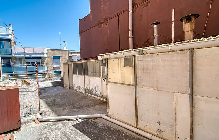 Would you like to live on one of the streets with the most history and character in Roses—practically right by the water—and enjoy the authentic Medit