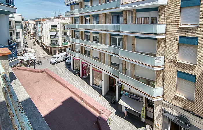 Would you like to live on one of the streets with the most history and character in Roses—practically right by the water—and enjoy the authentic Medit