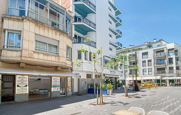 Would you like to live on one of the streets with the most history and character in Roses—practically right by the water—and enjoy the authentic Medit