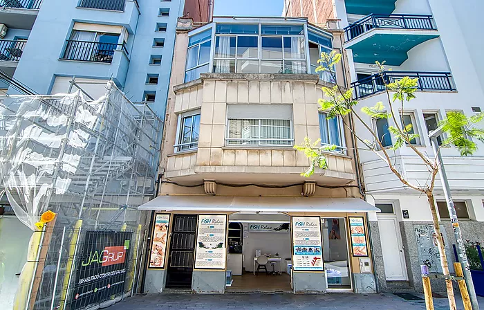 Would you like to live on one of the streets with the most history and character in Roses—practically right by the water—and enjoy the authentic Medit