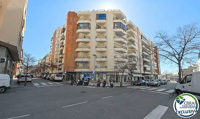Charming apartment in the center of Roses, 200 m from the beach