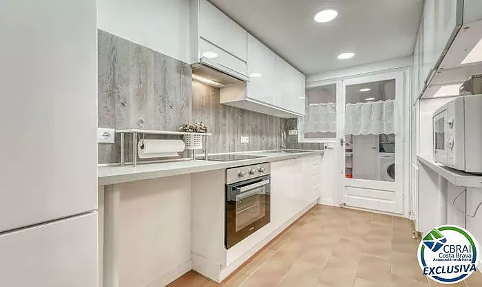 Charming apartment in the center of Roses, 200 m from the beach