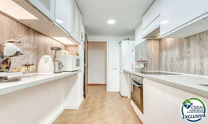 Charming apartment in the center of Roses, 200 m from the beach