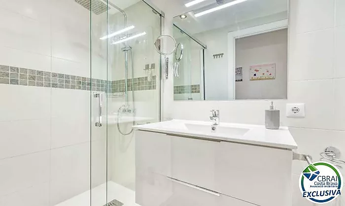 Charming apartment in the center of Roses, 200 m from the beach