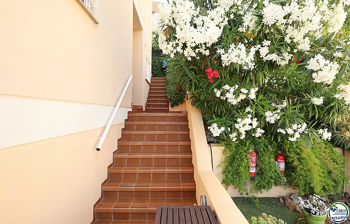 A solo 300 metros del mar: hogar con encanto en La Farella