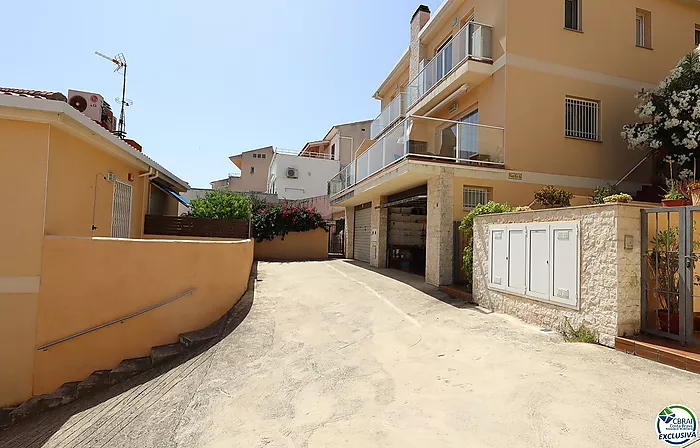 A solo 300 metros del mar: hogar con encanto en La Farella