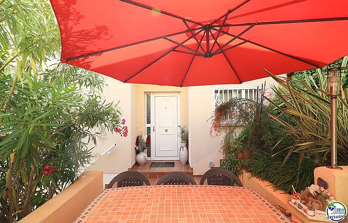 A solo 300 metros del mar: hogar con encanto en La Farella