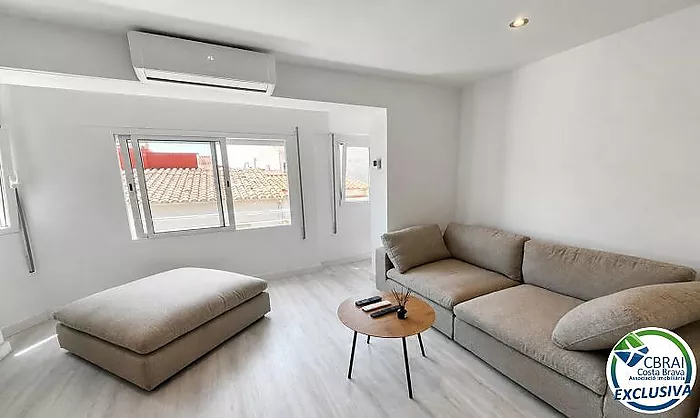 ROSES CENTRE Cozy, fully renovated two-bedroom apartment
