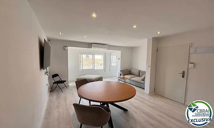 ROSES CENTRE Cozy, fully renovated two-bedroom apartment