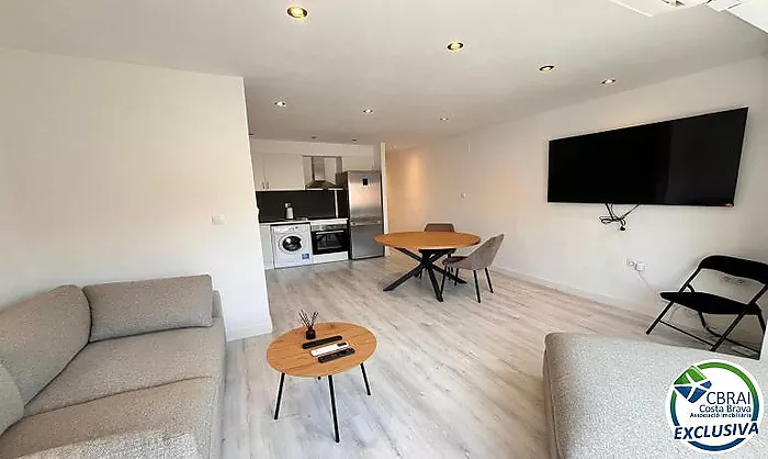 ROSES CENTRE Cozy, fully renovated two-bedroom apartment