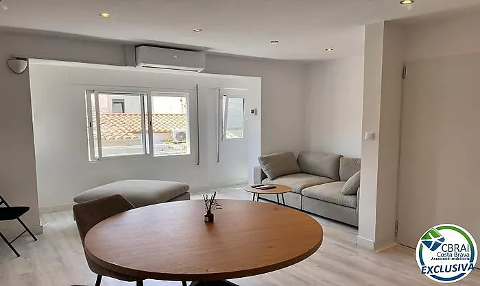 ROSES CENTRE Cozy, fully renovated two-bedroom apartment