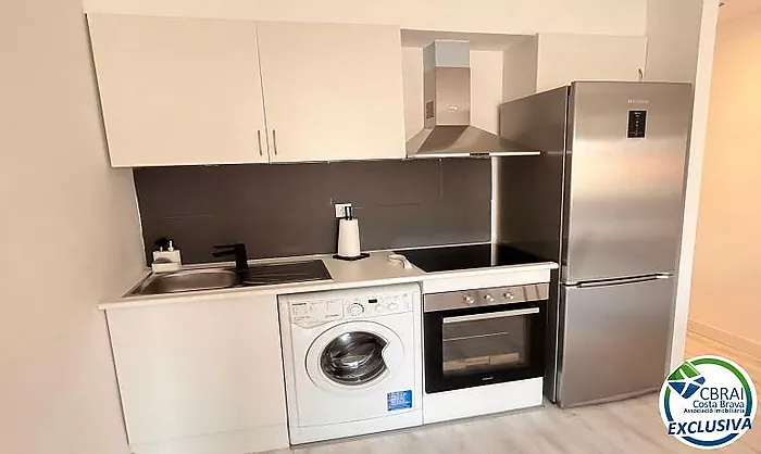 ROSES CENTRE Cozy, fully renovated two-bedroom apartment