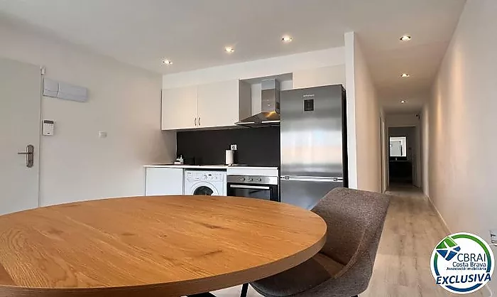 ROSES CENTRE Cozy, fully renovated two-bedroom apartment