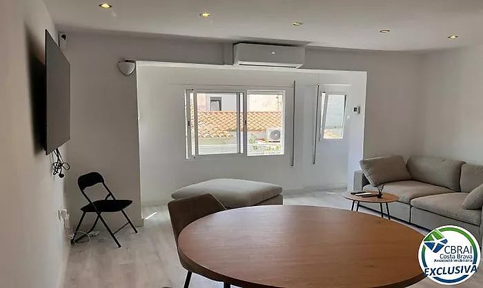 ROSES CENTRE Cozy, fully renovated two-bedroom apartment
