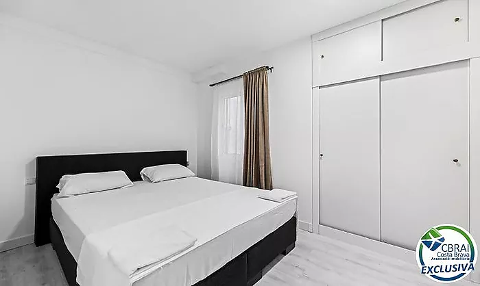 ROSES CENTRE Cozy, fully renovated two-bedroom apartment