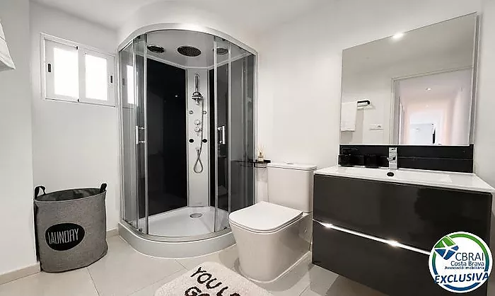 ROSES CENTRE Cozy, fully renovated two-bedroom apartment