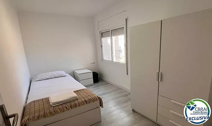 ROSES CENTRE Cozy, fully renovated two-bedroom apartment